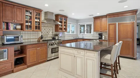 $1,599,999 | 16 Daniel Lane, Dix Hills, NY 11746