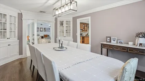 $1,599,999 | 16 Daniel Lane, Dix Hills, NY 11746