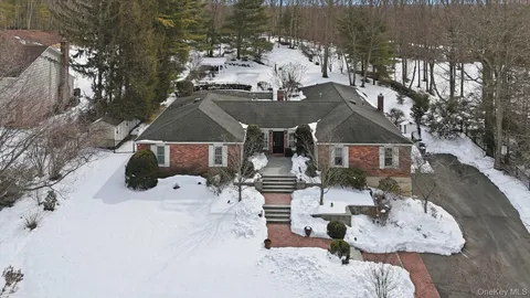 $1,599,999 | 16 Daniel Lane, Dix Hills, NY 11746