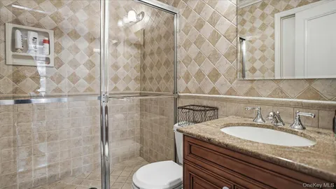 $1,599,999 | 16 Daniel Lane, Dix Hills, NY 11746