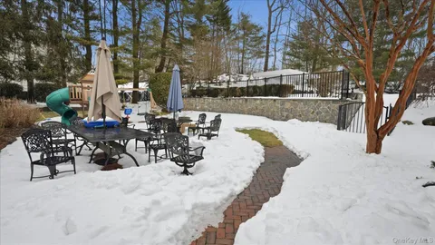 $1,599,999 | 16 Daniel Lane, Dix Hills, NY 11746