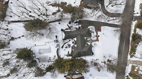 $1,599,999 | 16 Daniel Lane, Dix Hills, NY 11746