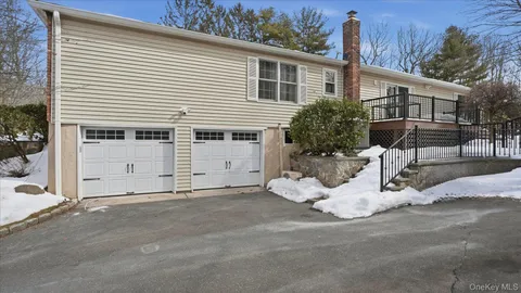 $1,599,999 | 16 Daniel Lane, Dix Hills, NY 11746