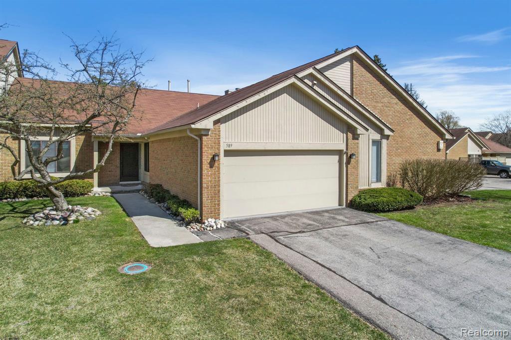 589 Tennyson Rochester Hills, MI 48307 - Photo 2 of 31