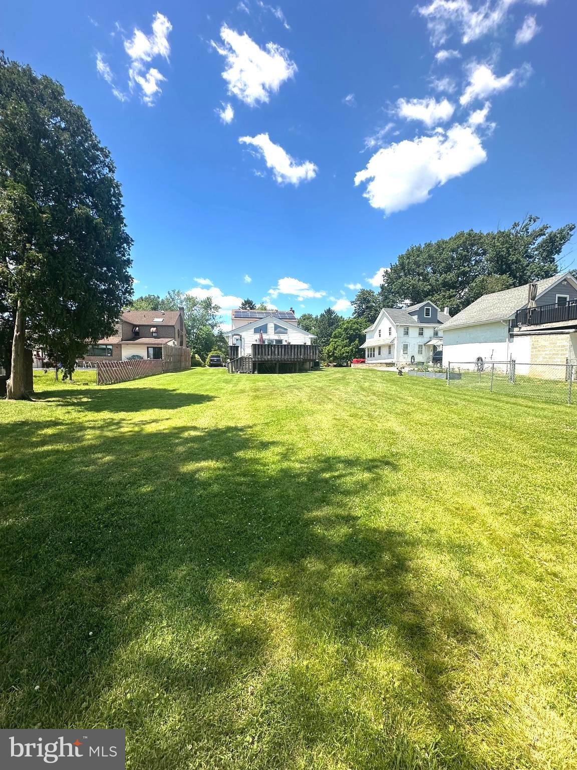 1004 Green Lane Secane, PA 19018 - Photo 5 of 7 Large back yard