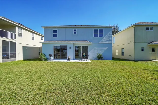 a view of a house with backyard