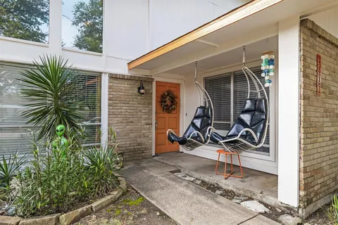 a view of a house with backyard