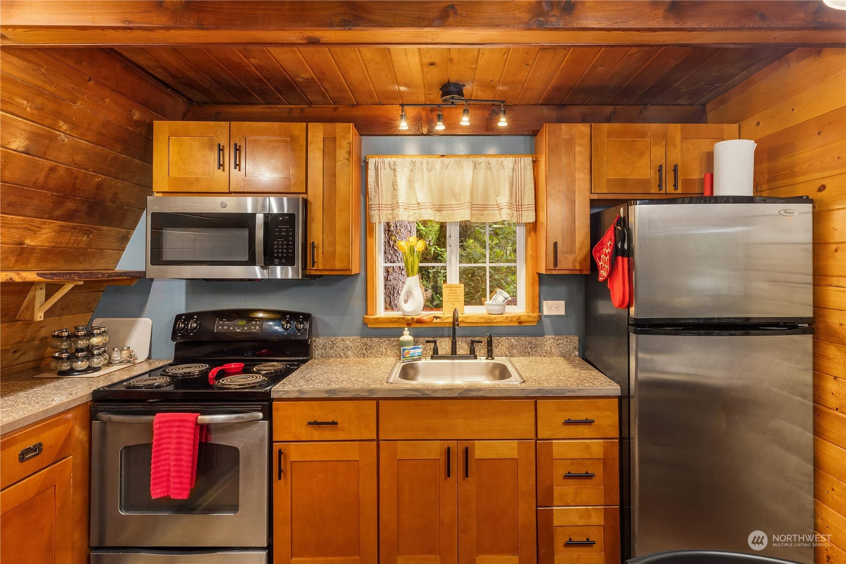51917 South Riverside Road Gold Bar, WA 98251 - Photo 10 of 19 a kitchen with a refrigerator and a sink