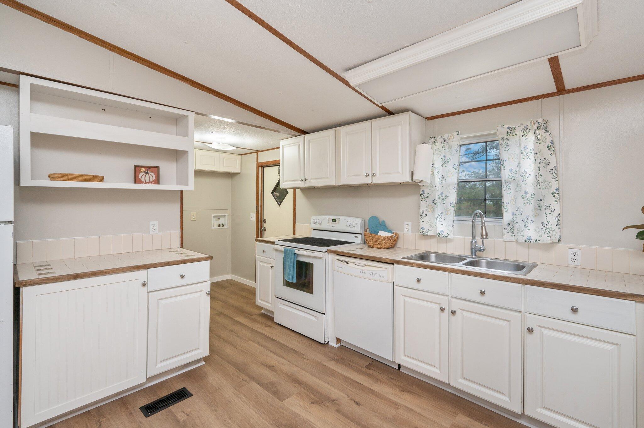 284 East Michaelangelo Road DeFuniak Springs, FL 32433 - Photo 14 of 38 11-web-or-mls-284 E Michaelangelo Rd-08