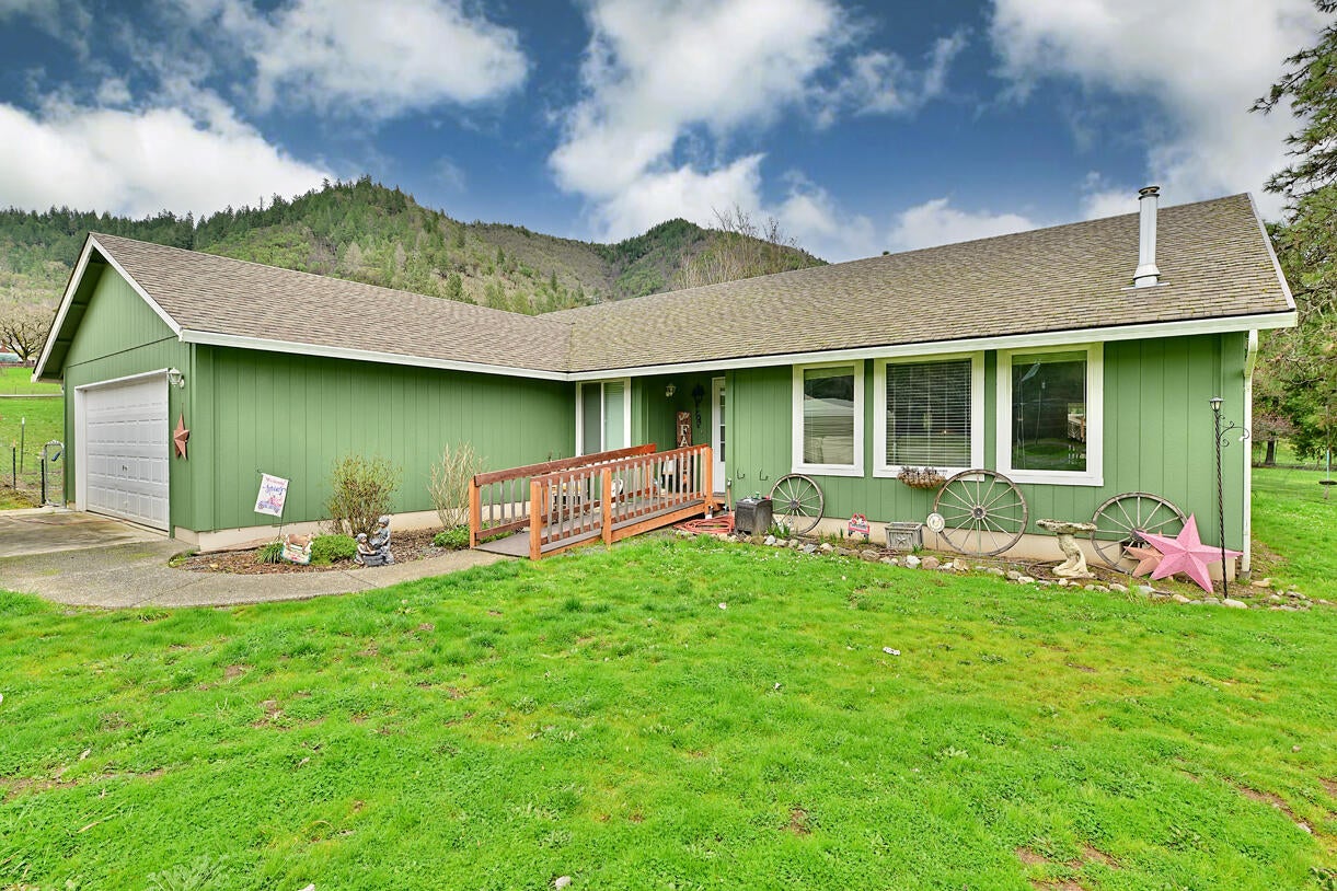2666 Wards Creek Road Rogue River, OR 97537 - Photo 2 of 36 2666 Wards Creek - Pic 101