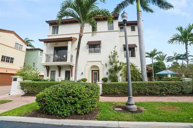 $1,195,000 | 72 Northwest Chaucer Lane, Boca Raton, FL 33432