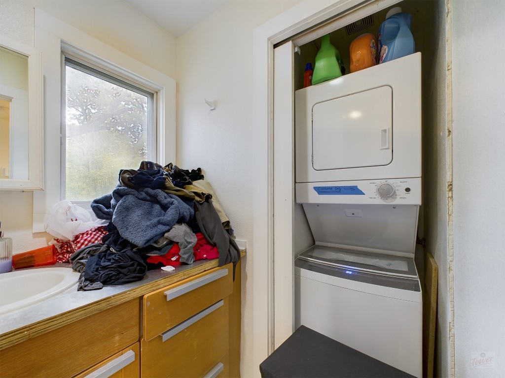 915 Keith Lane, Unit 104 Austin, TX 78705 - Photo 10 of 14 a utility room with sink dryer and washer