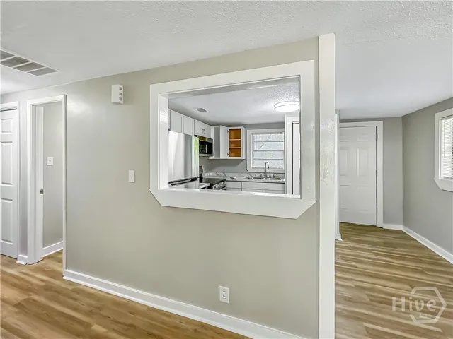 $1,800 | 815 East Waldburg Street, Savannah, GA 31401