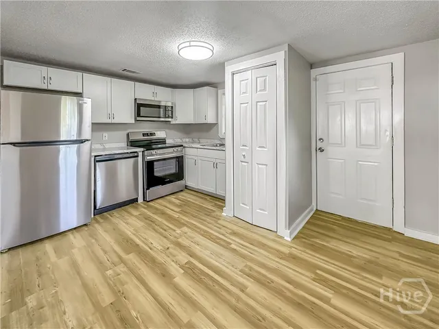 $1,800 | 815 East Waldburg Street, Savannah, GA 31401