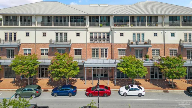 a view of entryway with outdoor space