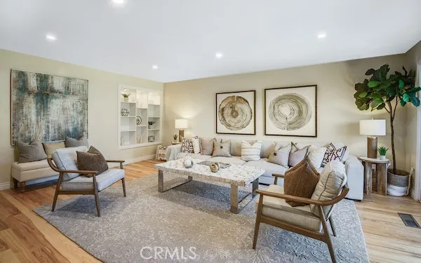 a view of backyard of the house