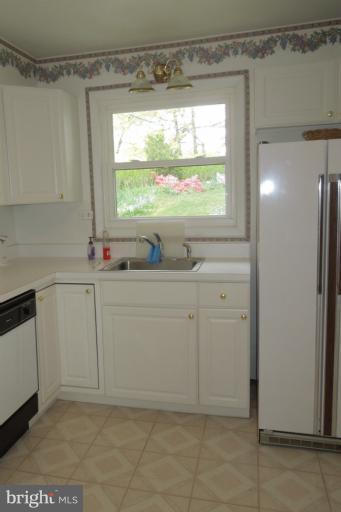 119 Charmuth Road Lutherville-Timonium, MD 21093 - Photo 8 of 14 Kitchen