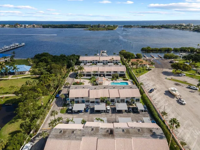 $489,900 | 700 Northeast 20th Lane, Boynton Beach, FL 33435