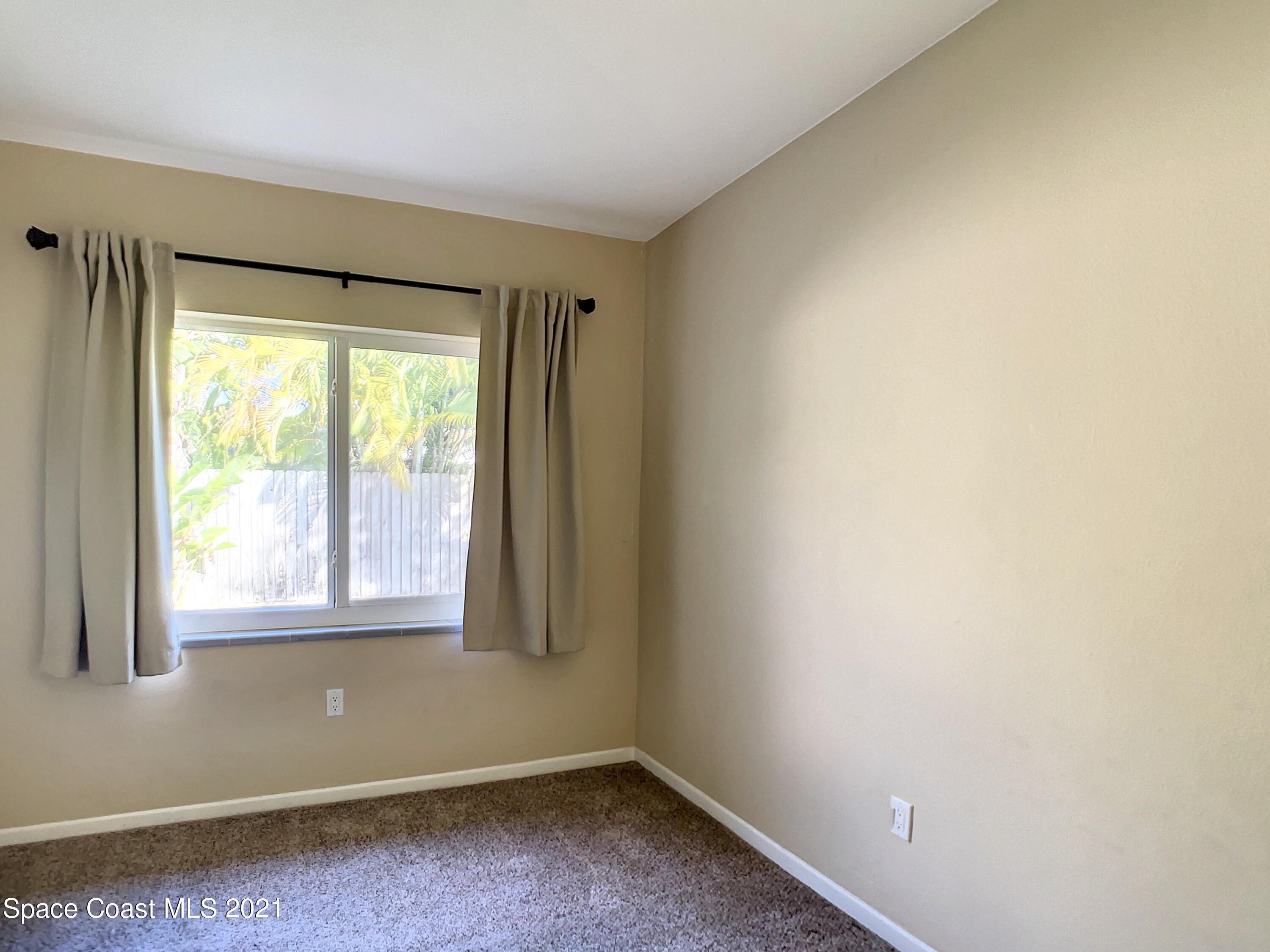 946 Santa Cruz Road Cocoa Beach, FL 32931 - Photo 11 of 26 an empty room with a window