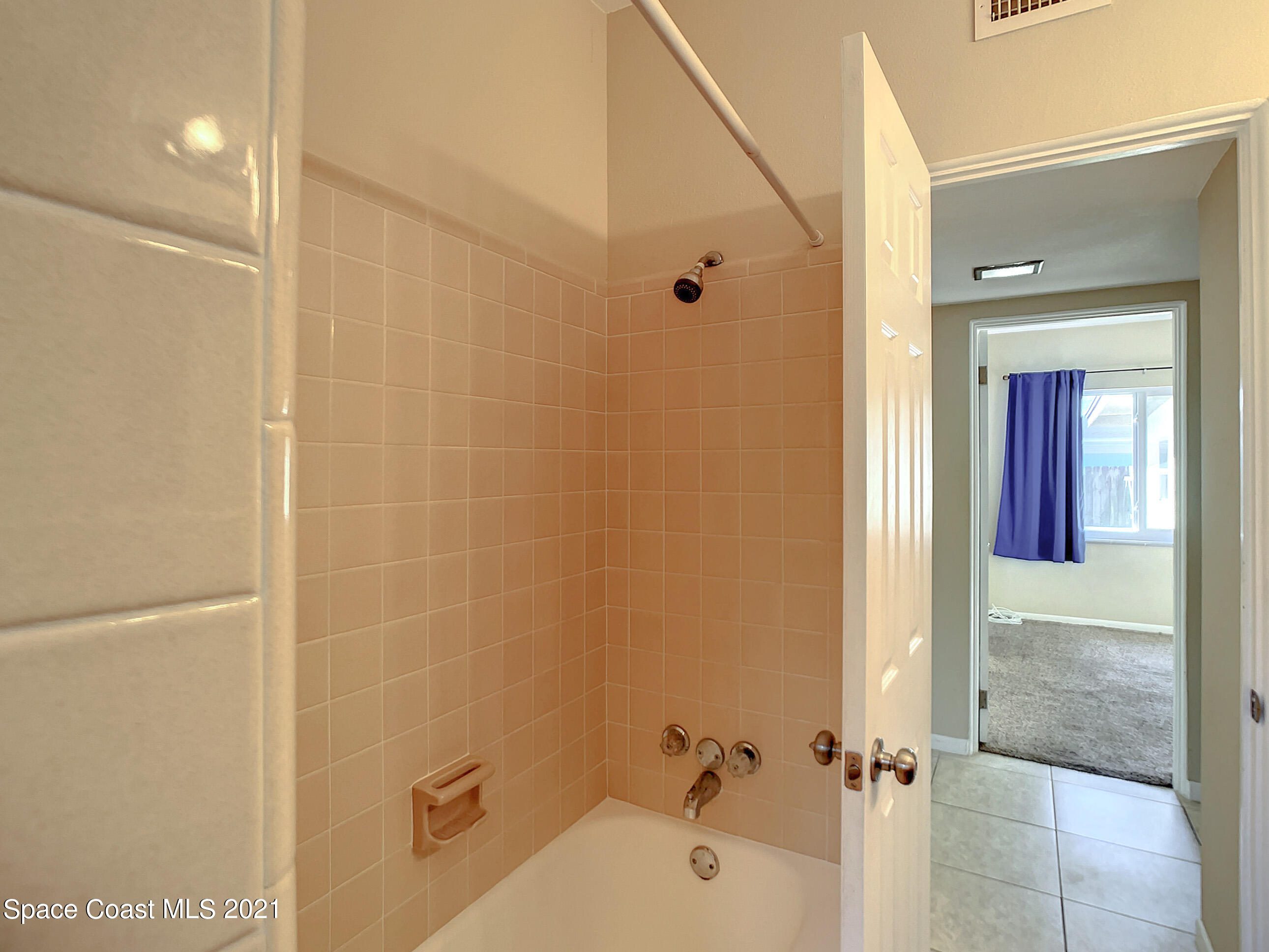 946 Santa Cruz Road Cocoa Beach, FL 32931 - Photo 15 of 26 a bathroom with a tub and shower