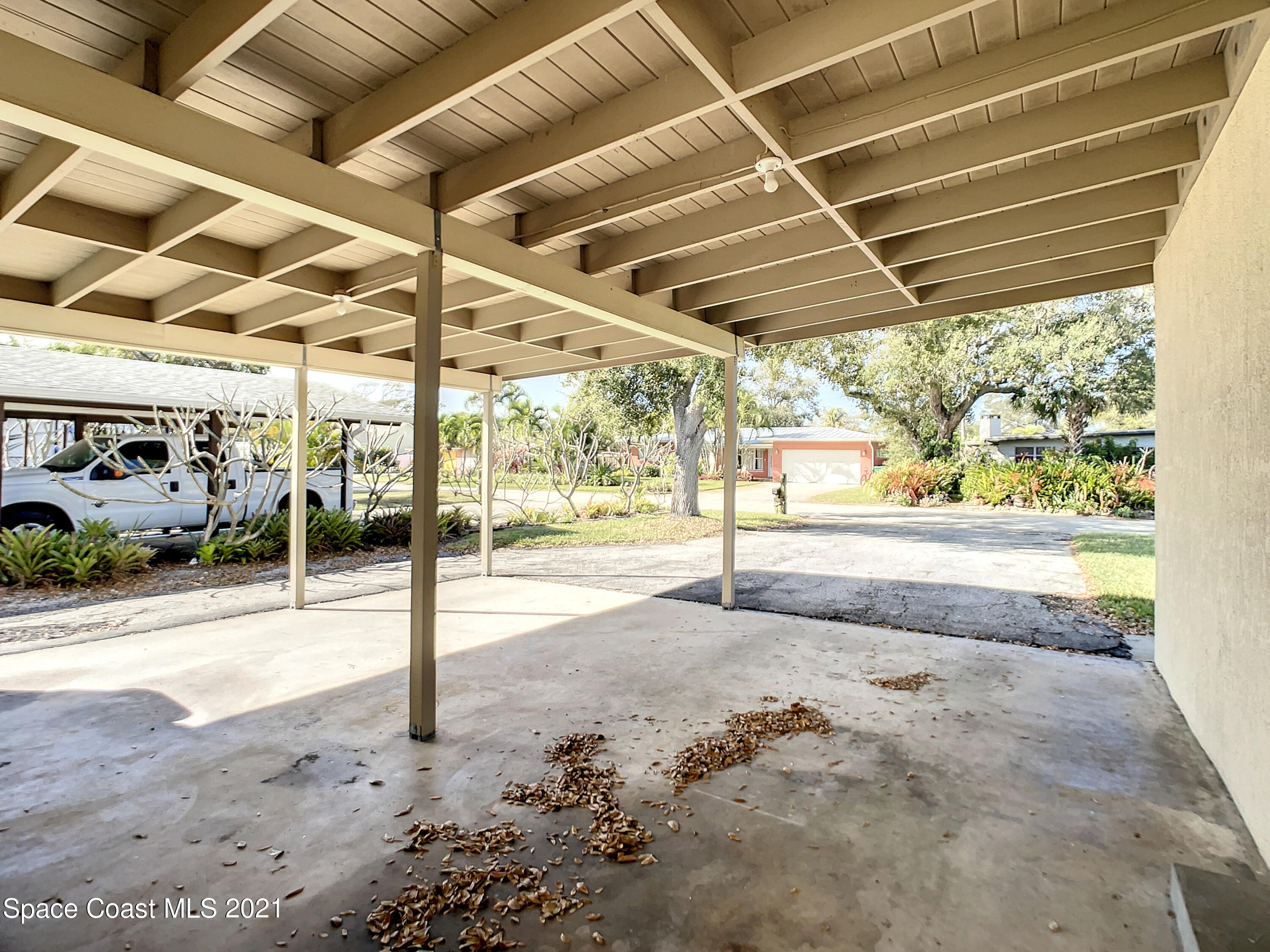 946 Santa Cruz Road Cocoa Beach, FL 32931 - Photo 25 of 26 a view of a garage