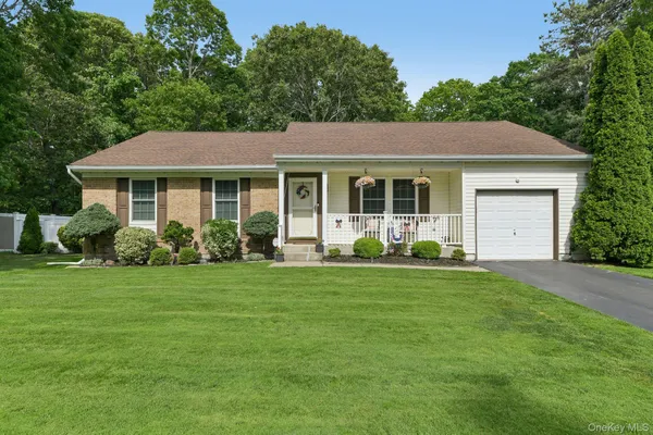 $629,000 | 15 Chardonnay Drive, Coram, NY 11727