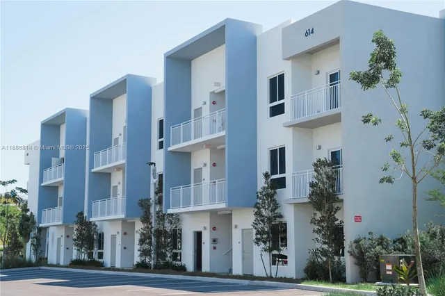 $535,000 | 610 Northeast 2nd Street, Unit 205, Dania Beach, FL 33004