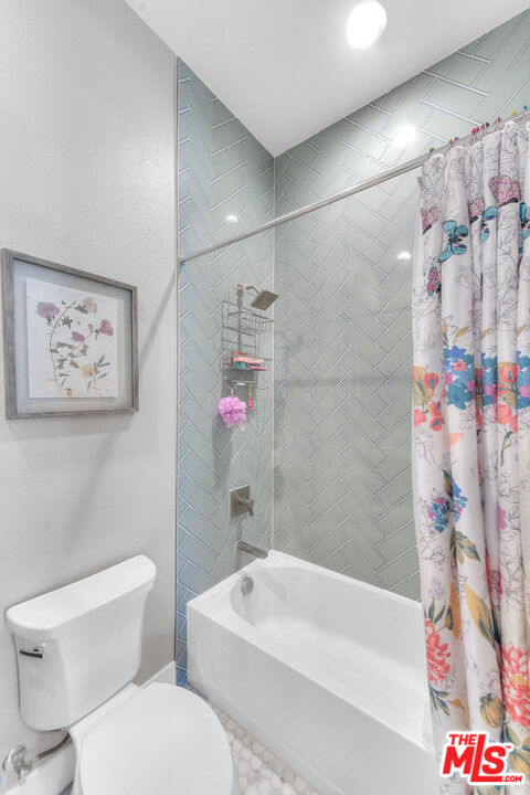 20558 Overlook Court Porter Ranch, CA 91326 - Photo 31 of 48 a bathroom with a toilet and a bathtub