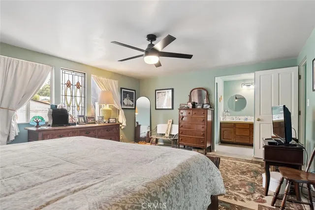 a en suite bathroom with a double vanity sink and a mirror
