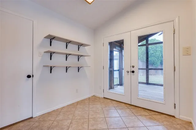 a view of entryway with bathroom