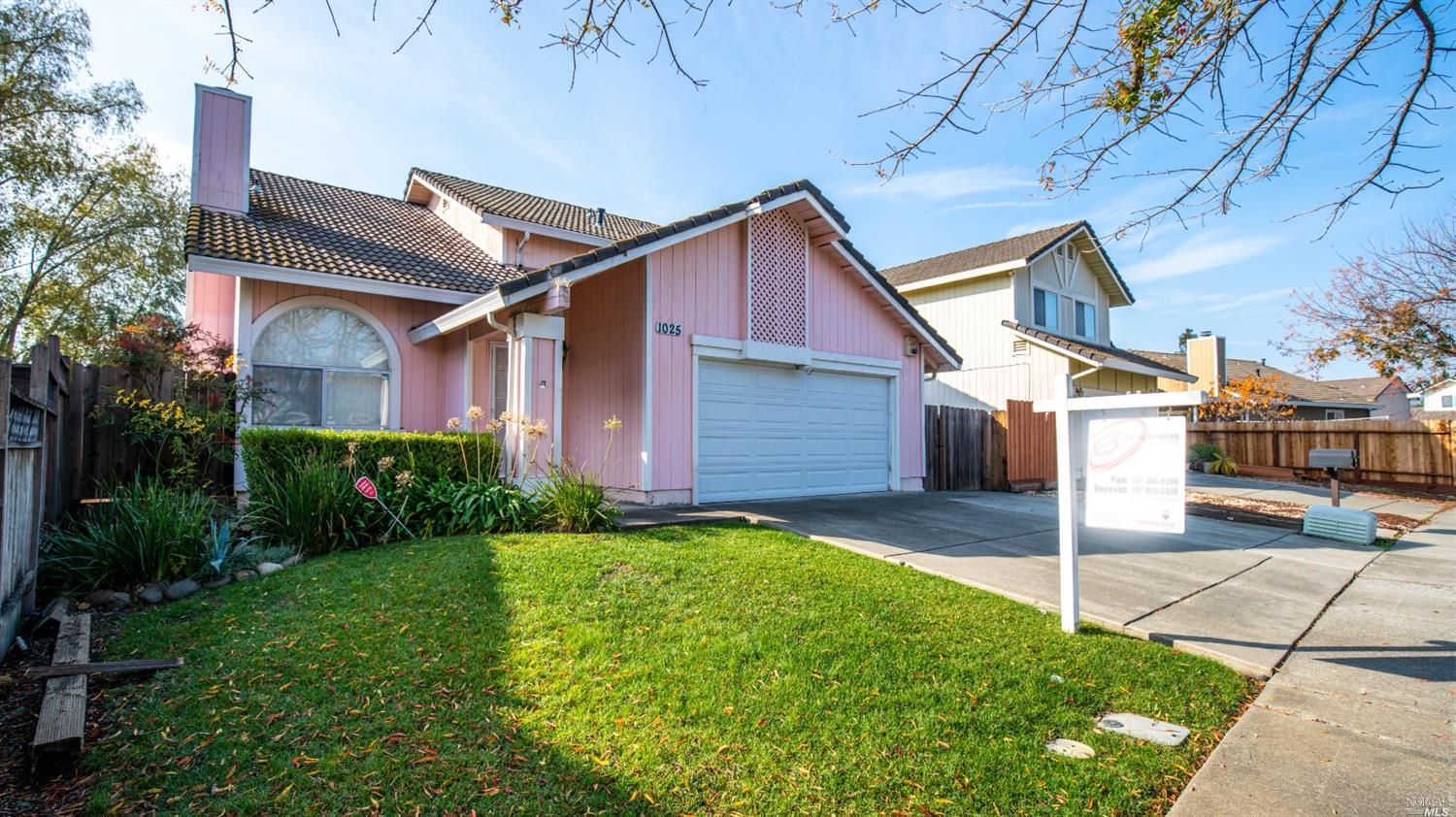 a view of a back yard of the house