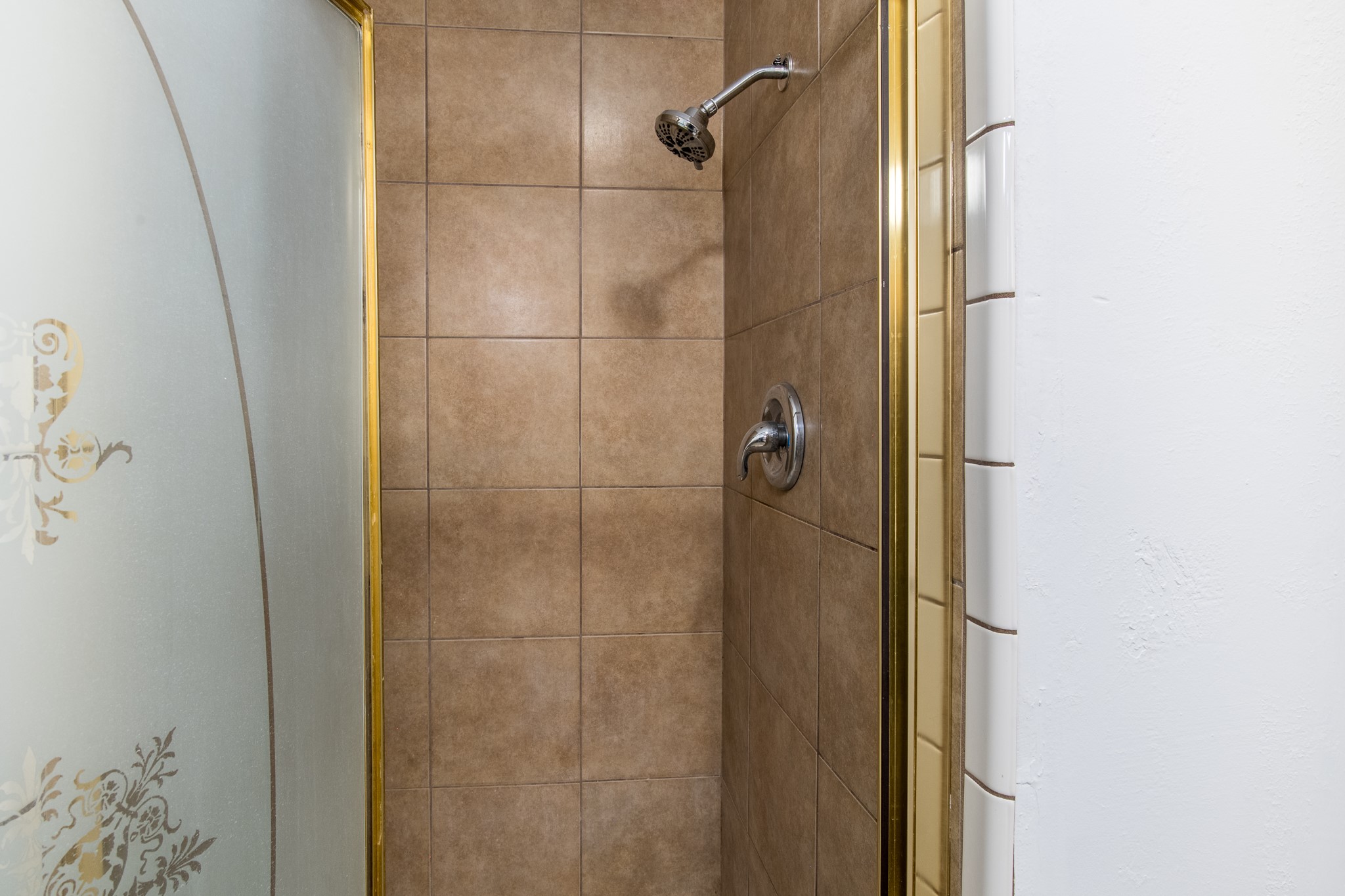 9707 Whitepost Lane Houston, TX 77086 - Photo 15 of 30 a bathroom with a shower
