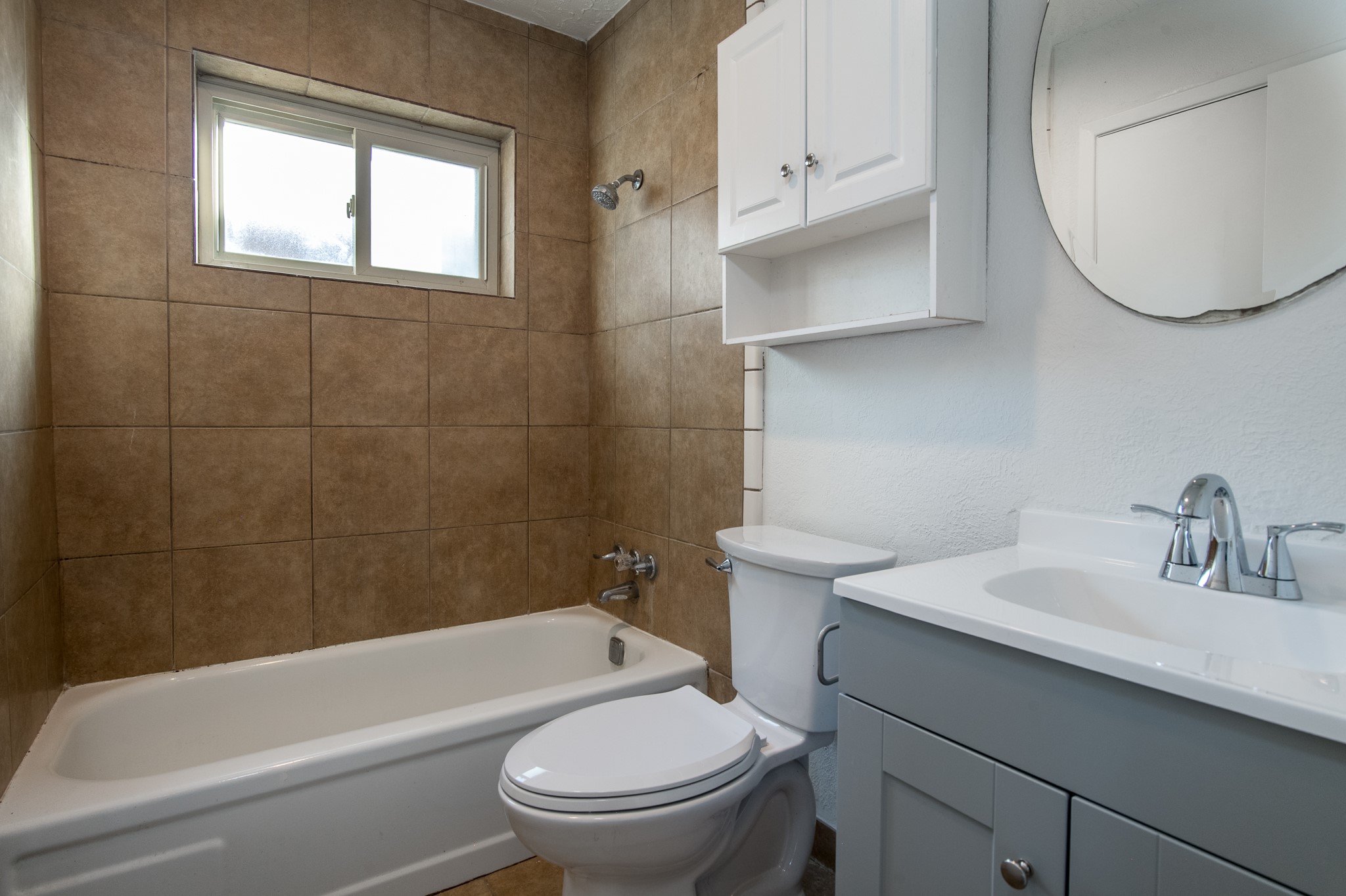 9707 Whitepost Lane Houston, TX 77086 - Photo 29 of 30 a bathroom with a sink a toilet and bathtub