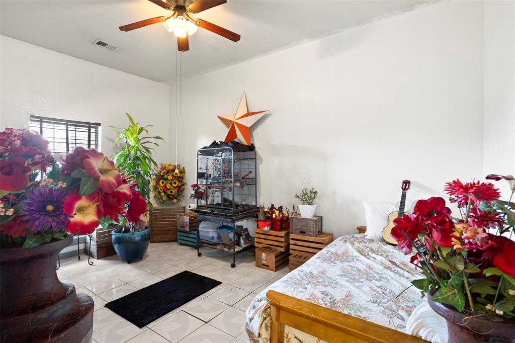 6524 Fair Road Kaufman, TX 75142 - Photo 23 of 30 a living room with furniture and flowers
