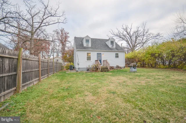 a view of a house with a yard and garage