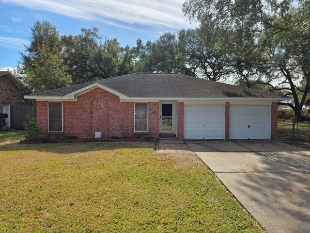 $2,195 | 2121 Redwood Street, Kemah, TX 77565