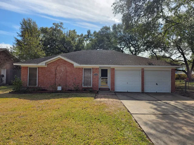 $2,195 | 2121 Redwood Street, Kemah, TX 77565