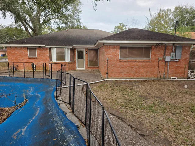 $2,195 | 2121 Redwood Street, Kemah, TX 77565