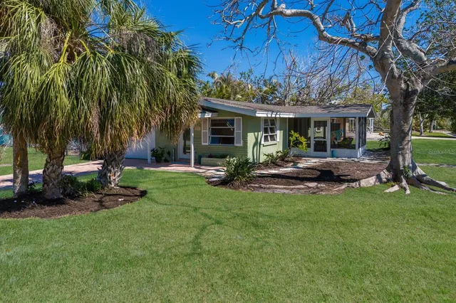 a view of a house with backyard and porch