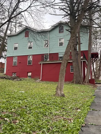 a view of a house with a yard