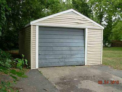 705 Kinney Road Pontiac, MI 48340 - Photo 4 of 11 20120494-3.JPG
