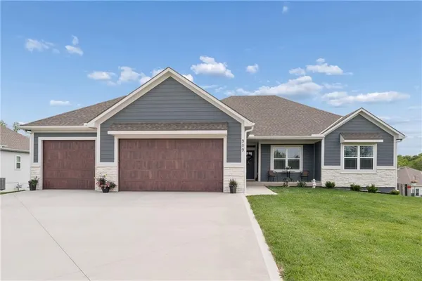$445,000 | 909 Captain Merriman Drive, Freeman, MO 64746