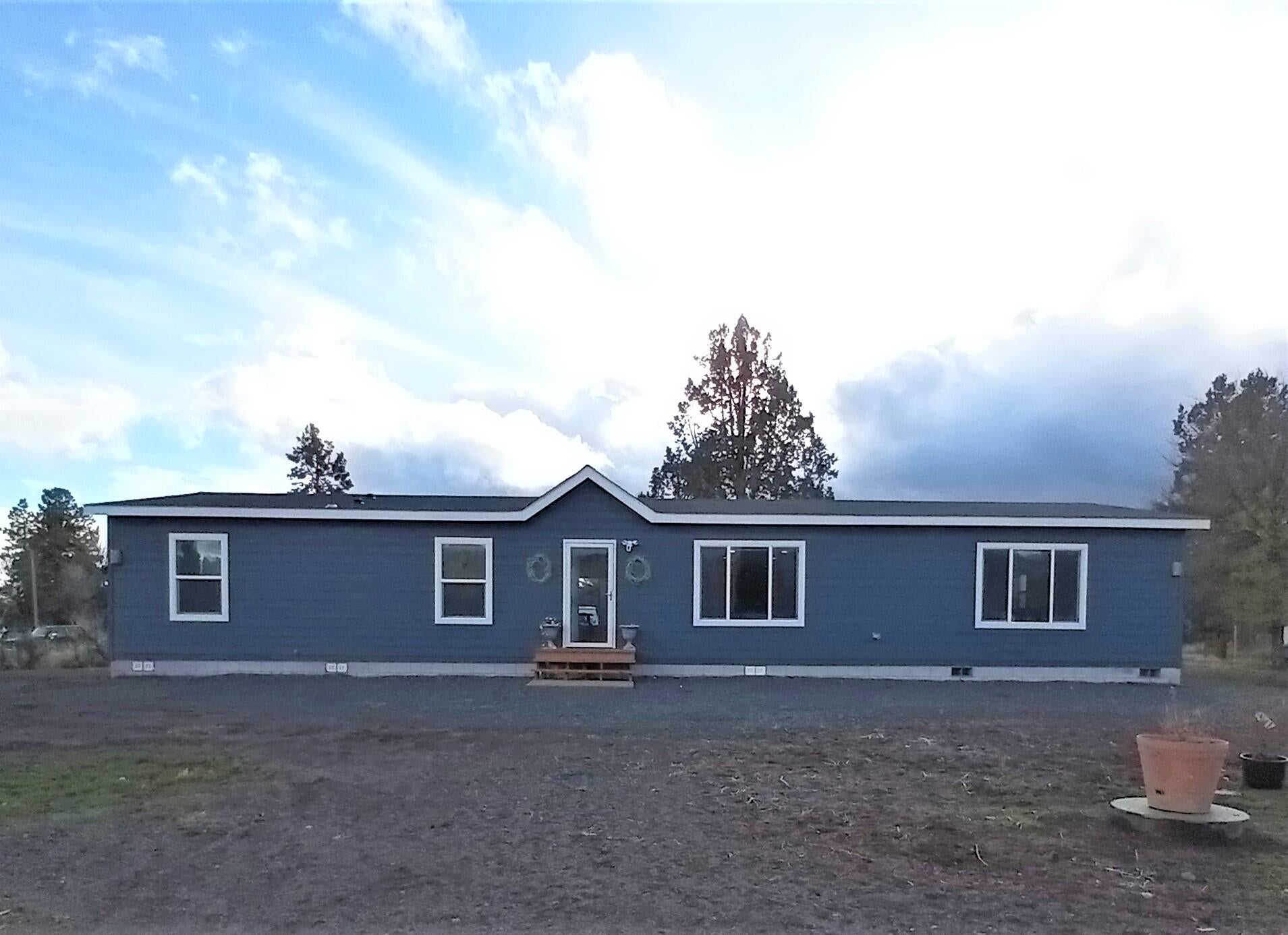 10607 Riveredge Place Klamath Falls, OR 97601 - Photo 2 of 18 Front of Home