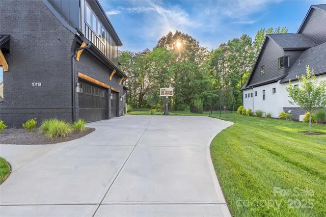 a view of a back yard of the house