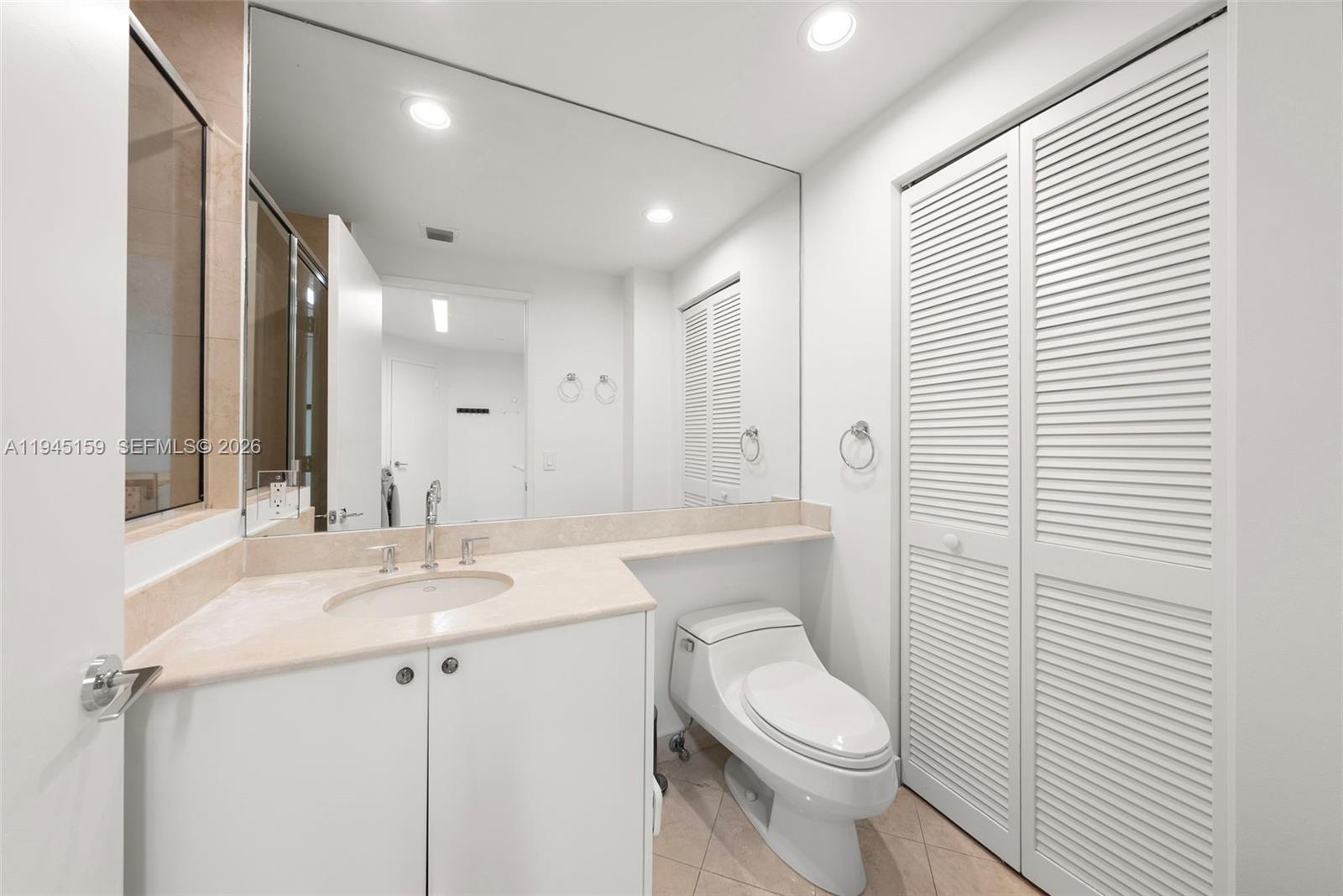 789 Crandon Boulevard, Unit 1106 Key Biscayne, FL 33149 - Photo 7 of 80 Laundry Bathroom