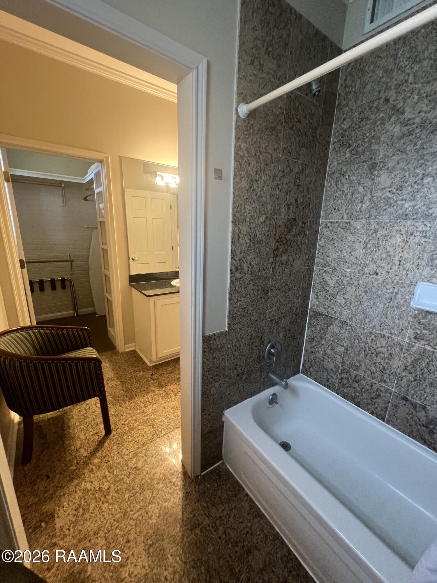 213 Bendel Road, Unit 111 Lafayette, LA 70503 - Photo 9 of 31 Bathroom4