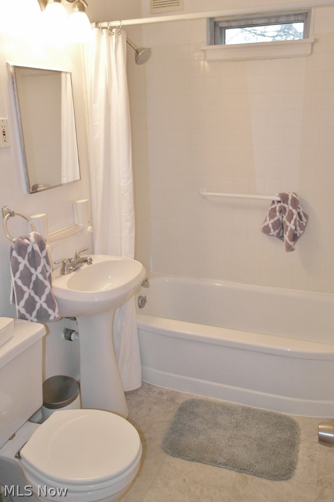 1102 Monarch Road Cleveland, OH 44121 - Photo 12 of 23