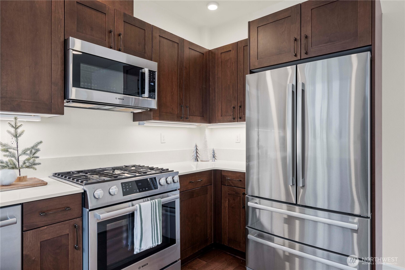 4961 Main Street, Unit 314 Tacoma, WA 98407 - Photo 14 of 40 a kitchen with granite countertop a refrigerator stove and microwave