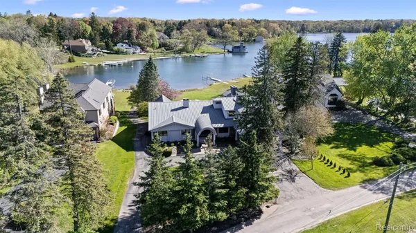 $2,395,000 | 2440 Lake Angelus Lane, Auburn Hills, MI 48326