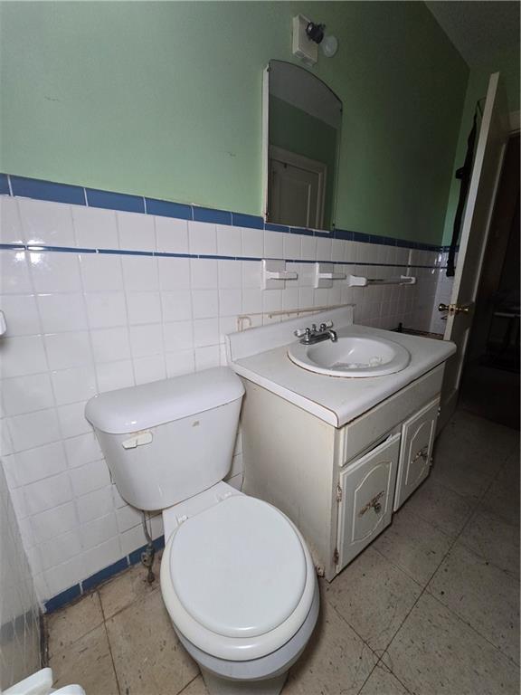 717 8th Avenue Albany, GA 31701 - Photo 21 of 25 a bathroom with a toilet sink and mirror